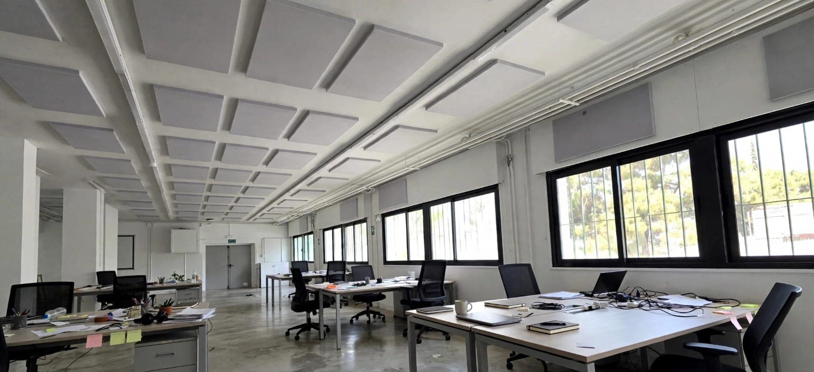 Oficina con paneles de techo y pared