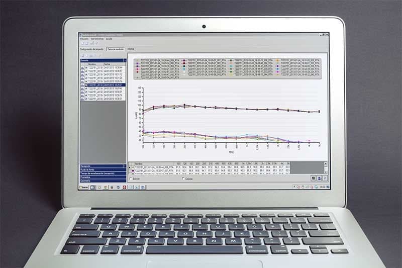 Portátil con software de medición acústica durante un estudio de aislamiento acústico en Valencia