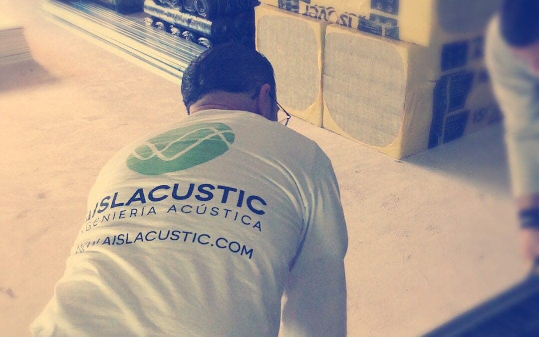 Instalador de Aislacustic colocando material aislante en una obra de aislamiento acústico en Valencia